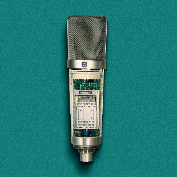 Earlier versions of Neumann’s U87 could be powered from an internal battery.